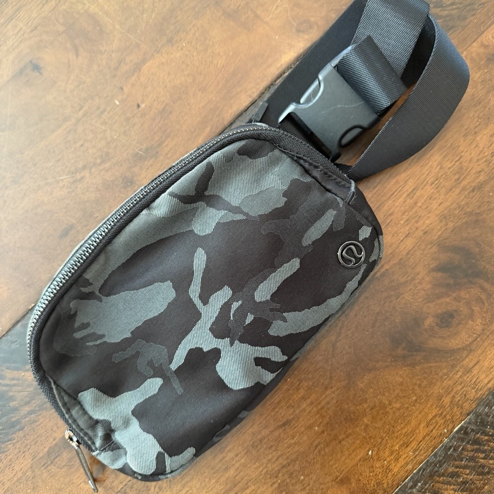 Lululemon Everywhere Belt Bag Womens Small Black Camo Fanny Pack Crossbody
